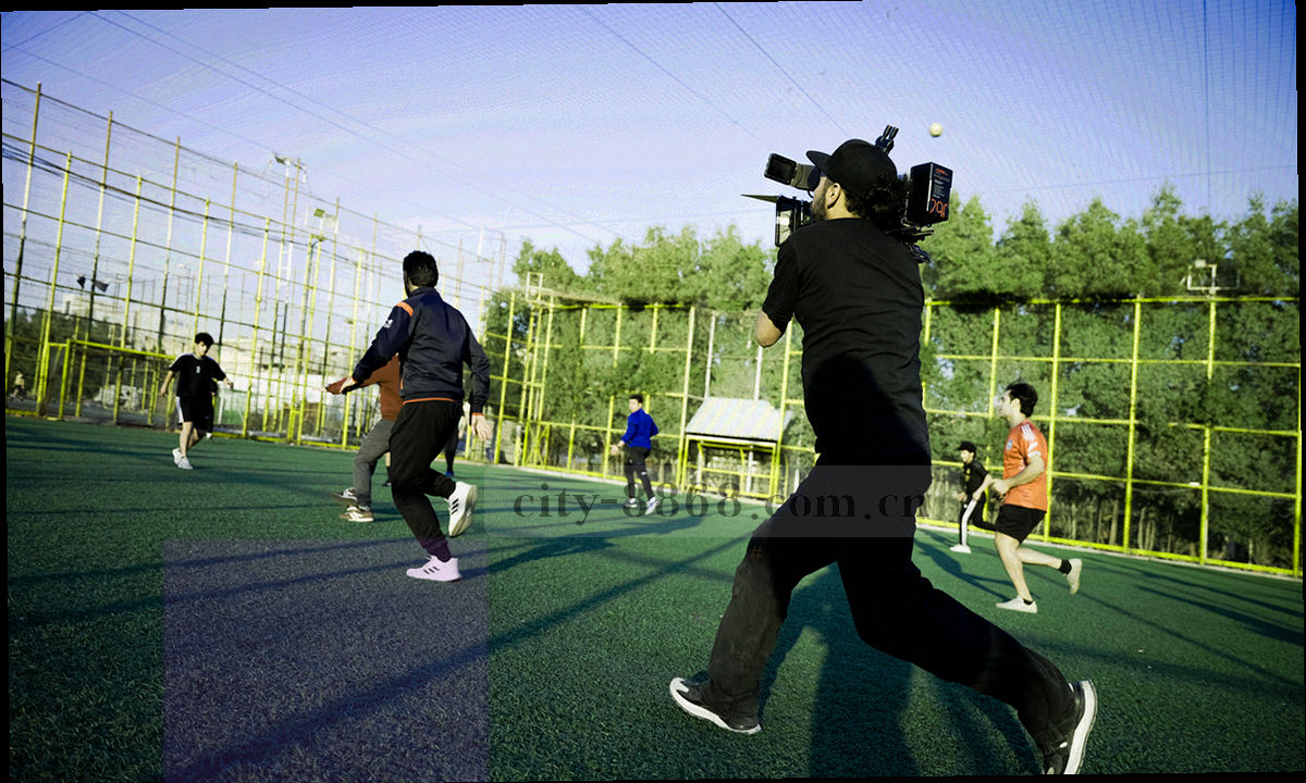 夜间体育场看台灯带与城市天际线剪影呈对角线展开，远处坐席亮起成排信号灯